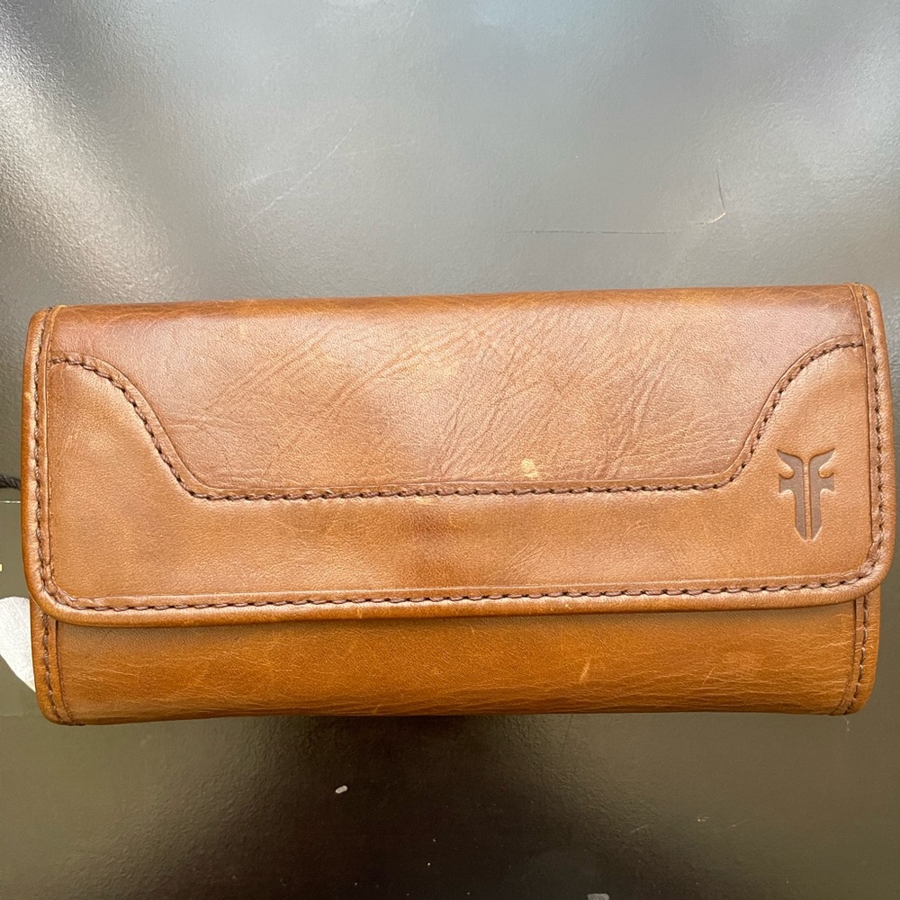 NWT AUTHENTIC FRYE WOMENS WALLET